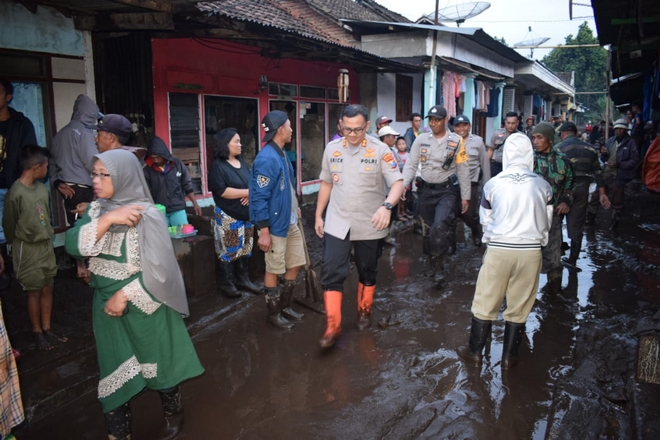 Kapolres Bondowoso Terjun Ke Sempol Bantu Warga Terdampak Banjir Di