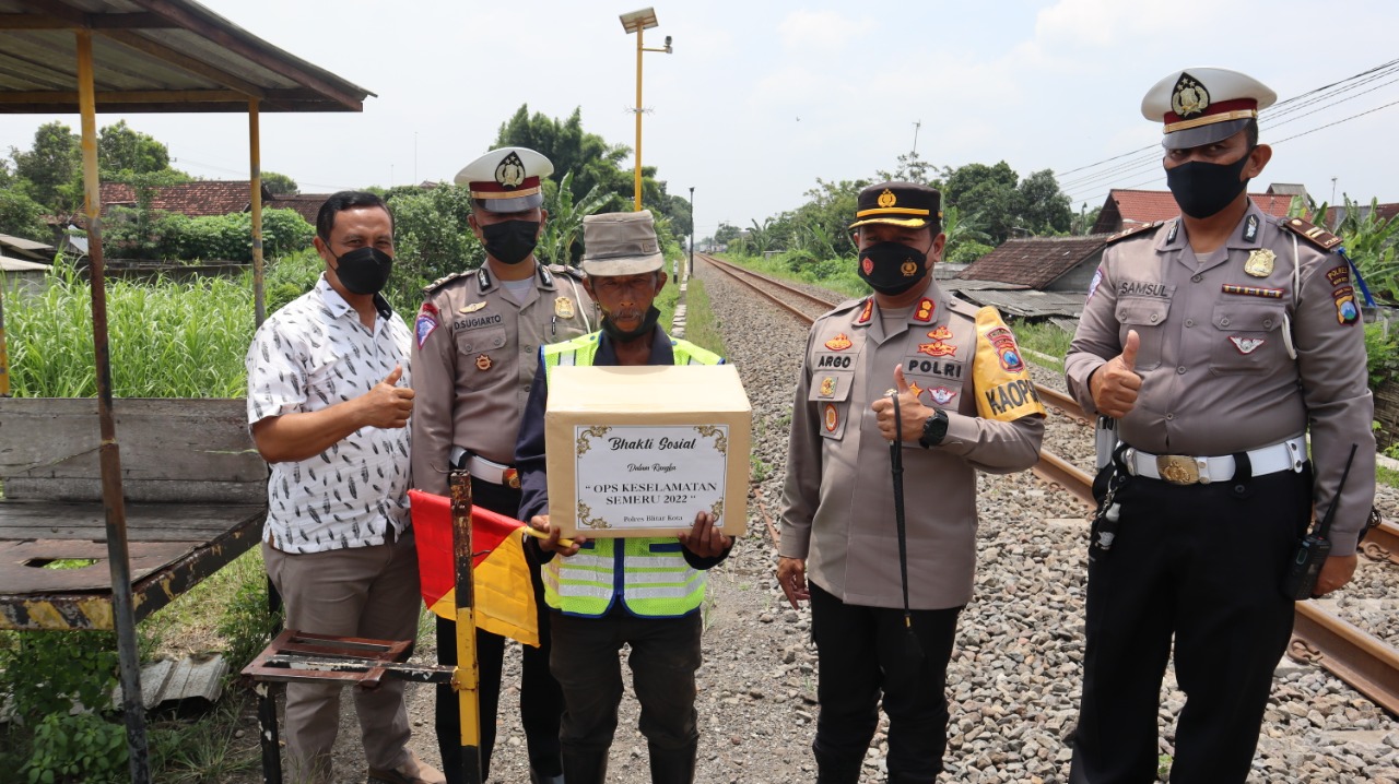 Kapolres Blitar Kota Bantu Peralatan Operasional Pada Supeltas