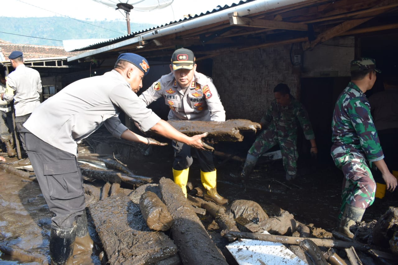 Pasca Banjir Bandang, TNI Polri, BPBD Dan Masyarakat Bersihkan Meterial ...