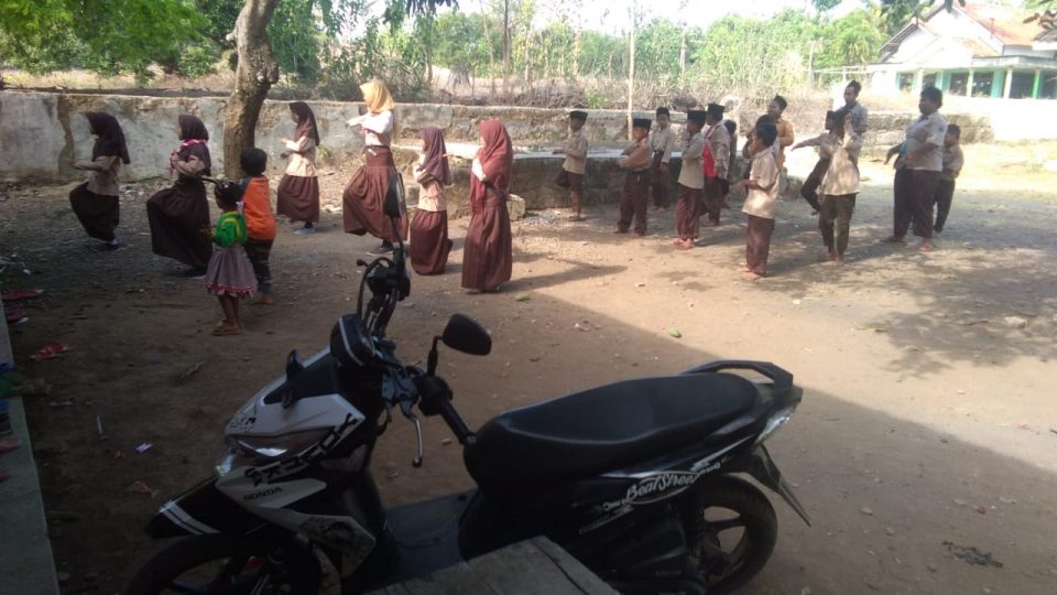 Para Siswa saat sedang Istirahat