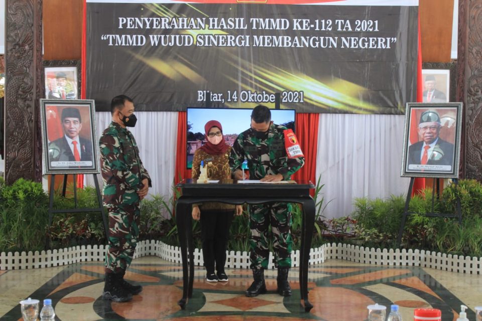 Disaksikan Danrem 081, Dandim 0808 Serahkan Proyek TMMD Kepada Bupati Blitar