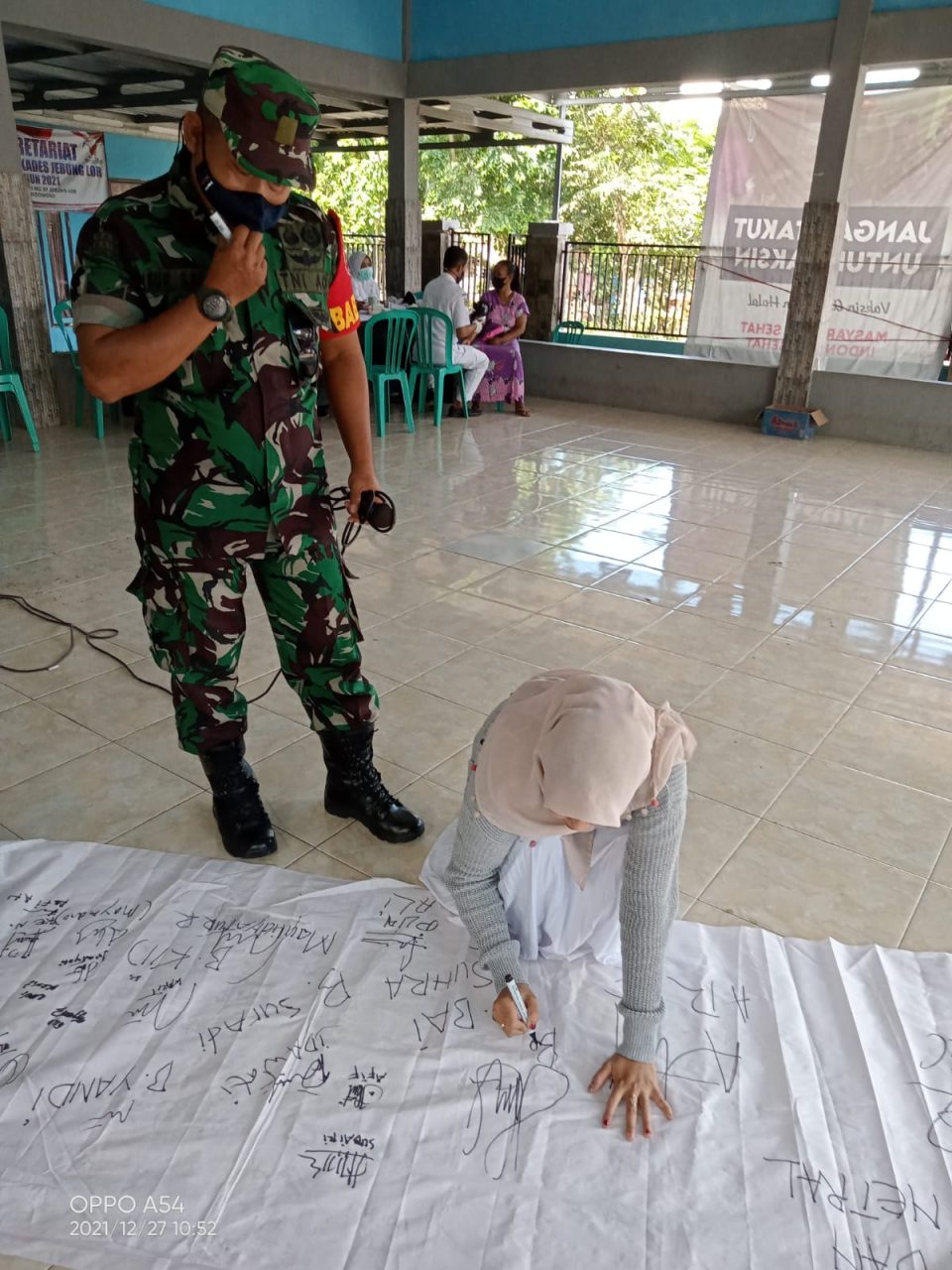 Warga Bubuhkan Tandatangan