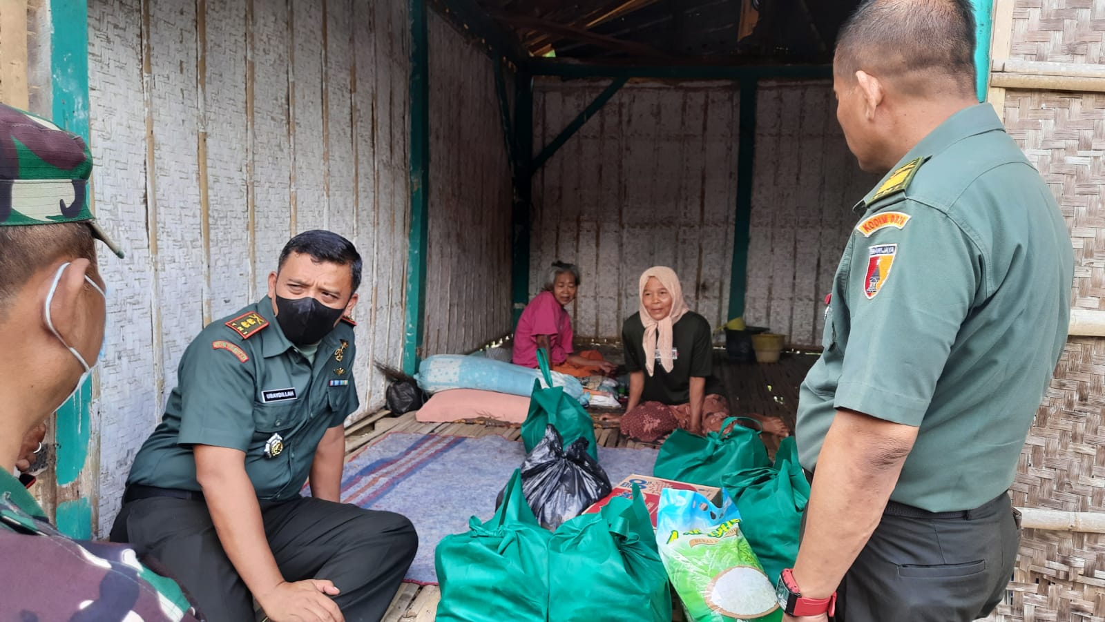 Kedua Nenek Lansia Sakit Lumpuh, Membutuhkan Uluran Tangan, Ini Kata ...