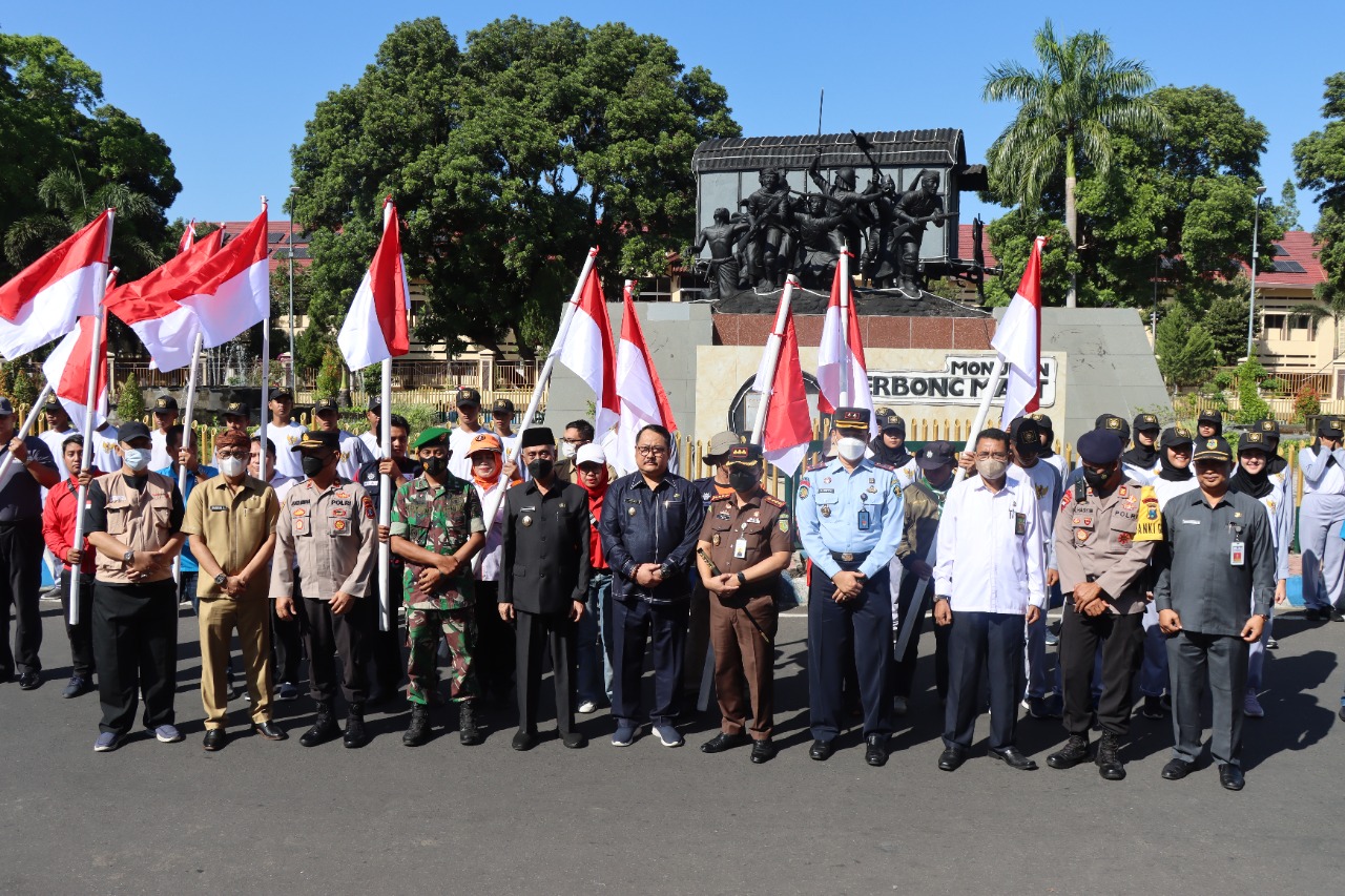 Jelang HUT RI Ke 77, Forpimda Bondowoso Bagi-bagikan 1000 Bendera Merah ...