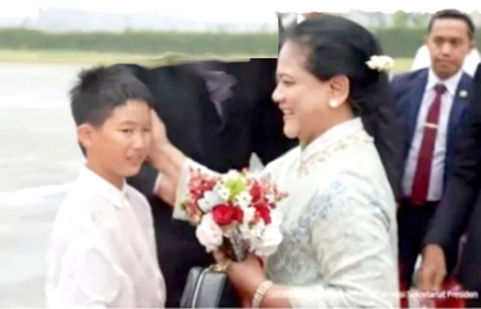 Ibu Negara Usap Kepala Anak di China