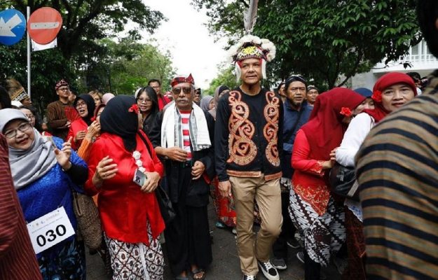 Ganjar Ikut Kirab Budaya Nitilaku Di UGM Pakai Baju Adat Dayak — IndonesiaPos